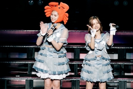 左からアンジェラ芽衣、桃月なしこ。（撮影：藤井拓）