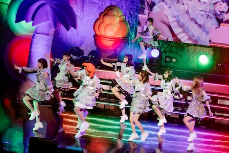 アンジェラ芽衣、桃月なしことパフォーマンスする#ババババンビ。（撮影：藤井拓）