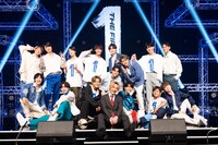 SKY-HI（中央）とオーディション「THE FIRST」参加メンバー。