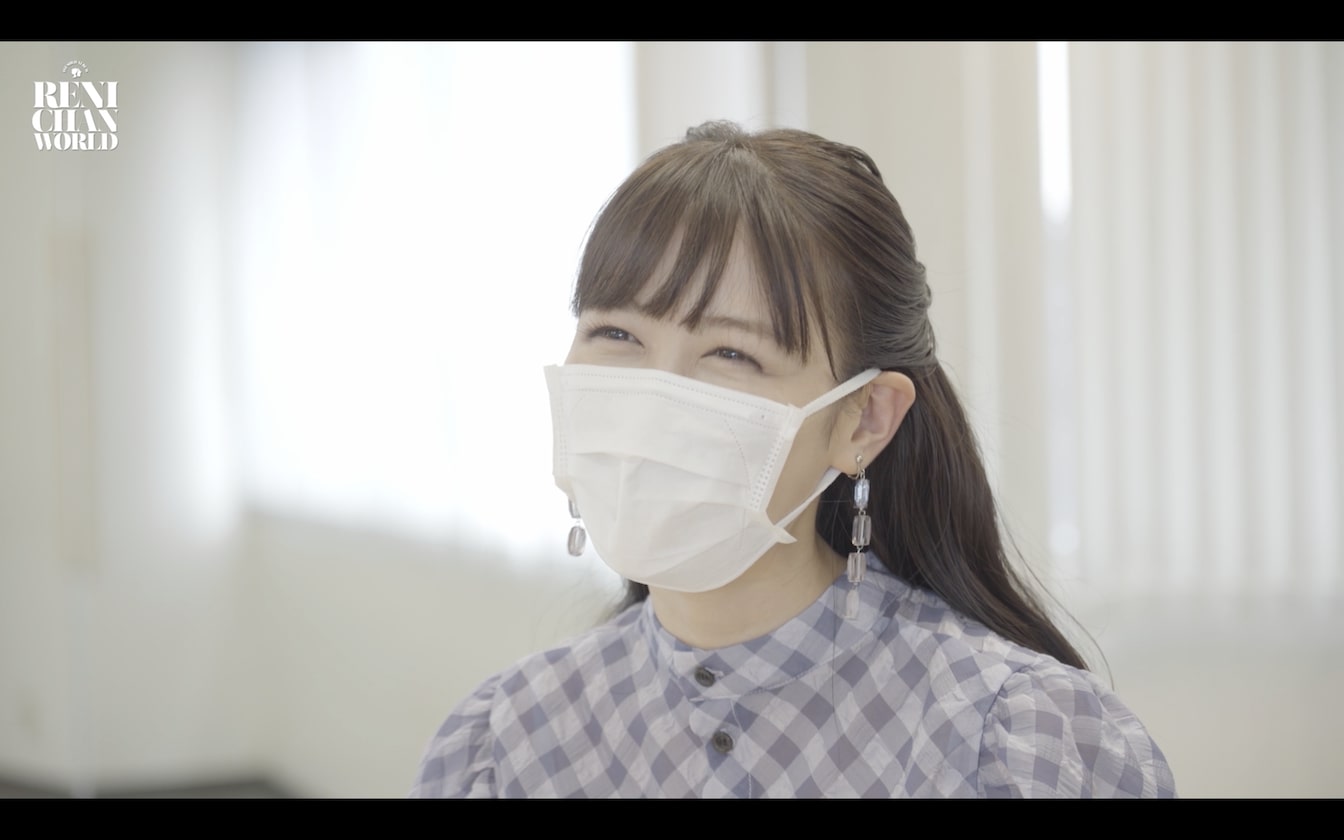 「れにちゃんWORLD SPECIAL BOOKLET」メイキングダイジェストより。