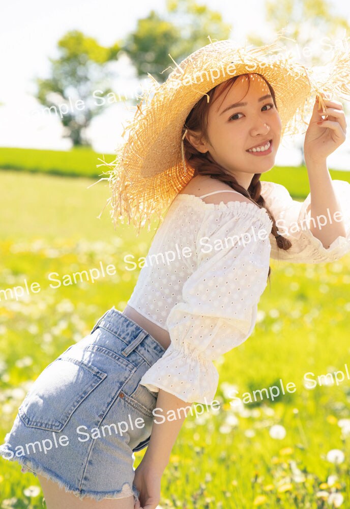 渡辺みり愛1st写真集「消極的な華やかさ」HMV&BOOKS限定ポストカード（撮影：彦坂栄治）