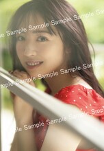 渡辺みり愛1st写真集「消極的な華やかさ」TSUTAYA（SHIBUYA TSUTAYA除く）限定ポストカード（撮影：彦坂栄治）