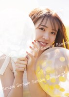 渡辺みり愛1st写真集「消極的な華やかさ」紀伊国屋書店限定ポストカード（撮影：彦坂栄治）