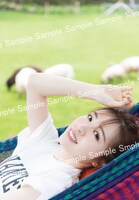 渡辺みり愛1st写真集「消極的な華やかさ」くまざわ書店限定ポストカード（撮影：彦坂栄治）