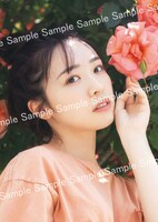 渡辺みり愛1st写真集「消極的な華やかさ」未来屋書店限定ポストカード（撮影：彦坂栄治）