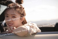 渡辺みり愛1st写真集「消極的な華やかさ」楽天ブックス（通常表紙のみ）限定ポストカード（撮影：彦坂栄治）