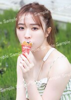 渡辺みり愛1st写真集「消極的な華やかさ」三省堂書店限定ポストカード（撮影：彦坂栄治）