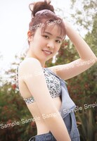 渡辺みり愛1st写真集「消極的な華やかさ」セブンネット限定表紙バージョンポストカード（撮影：彦坂栄治）