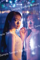 渡辺みり愛1st写真集「消極的な華やかさ」セブンネット通常表紙バージョンポストカード（撮影：彦坂栄治）