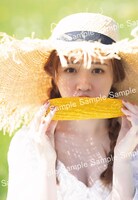 渡辺みり愛1st写真集「消極的な華やかさ」タワーレコード限定ポストカード（撮影：彦坂栄治）