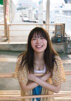田村保乃1st写真集「一歩目」より「朝のフェリー乗り場で」。（Photo by Takeo Dec. ）