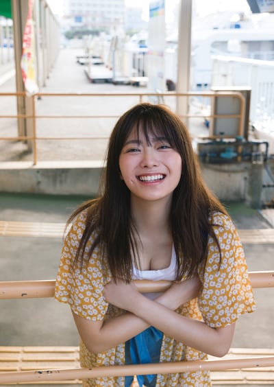 田村保乃1st写真集「一歩目」より「朝のフェリー乗り場で」。（Photo by Takeo Dec. ）