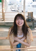 田村保乃1st写真集「一歩目」より「朝のフェリー乗り場で」。(Photo by Takeo Dec. )