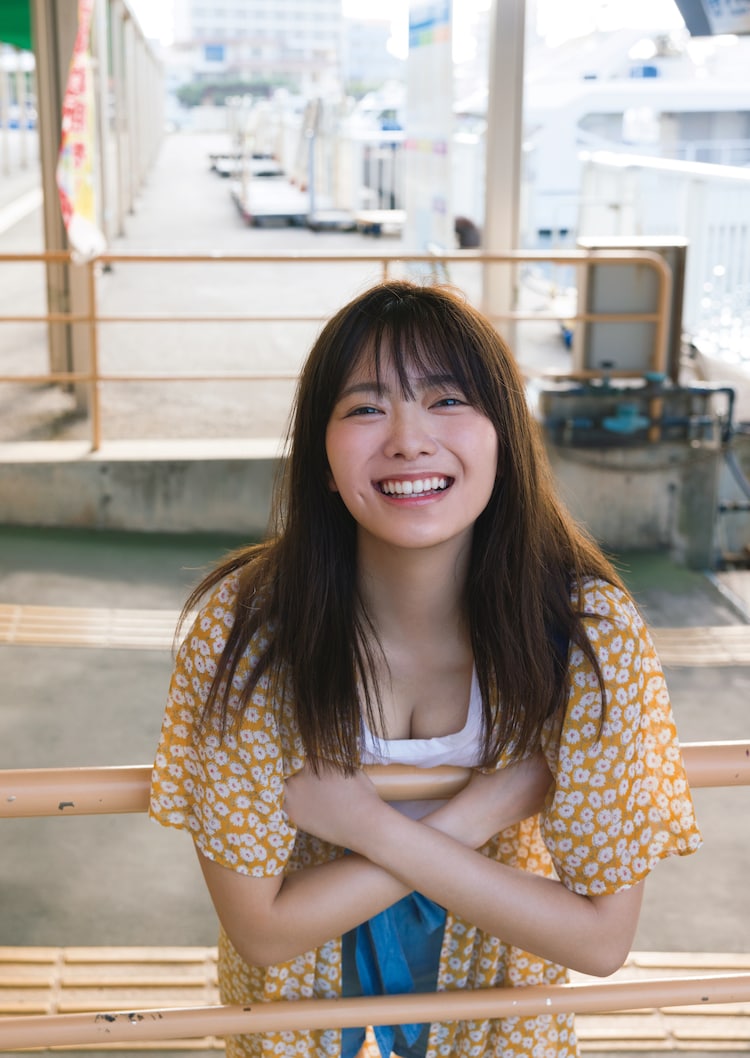 櫻坂46田村保乃が朝のフェリー乗り場で笑顔見せる、1st写真集の先行カット公開 - Vimarsana News