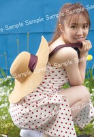 渡辺みり愛1st写真集「消極的な華やかさ」封入特典ポストカード（撮影：彦坂栄治）