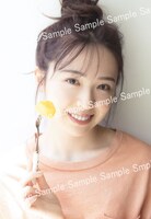 渡辺みり愛1st写真集「消極的な華やかさ」封入特典ポストカード（撮影：彦坂栄治）