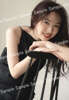 渡辺みり愛1st写真集「消極的な華やかさ」封入特典ポストカード（撮影：彦坂栄治）