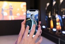 スマートフォンに現れた関口メンディーのアバター・PARTE。（写真提供：LDH JAPAN）