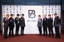 写真左からSKY-HI、BE:FIRSTのSHUNTO、RYUHEI、JUNON、MANATO、RYOKI、SOTA、LEO。(c)BMSG