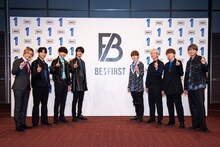 写真左からSKY-HI、BE:FIRSTのSHUNTO、RYUHEI、JUNON、MANATO、RYOKI、SOTA、LEO。(c)BMSG