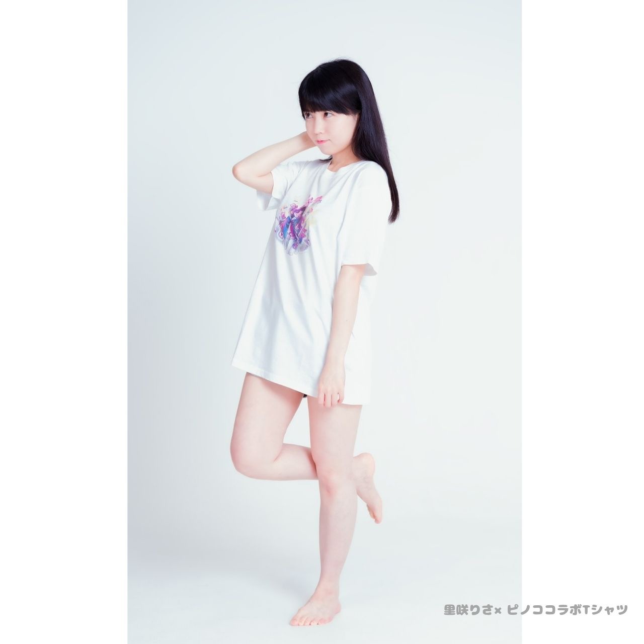 里咲りさ×ピノココラボTシャツの着用例。