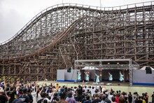 PARADISESのライブの様子。