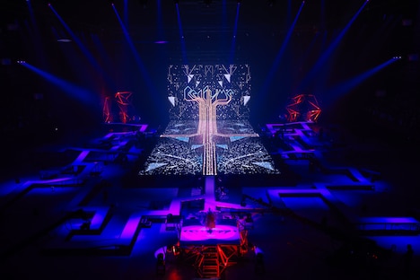 オープニングでのPerfumeの登場シーン。（撮影：上山陽介）