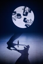 Perfumeの手の影から逃げるダンサー。（撮影：上山陽介）