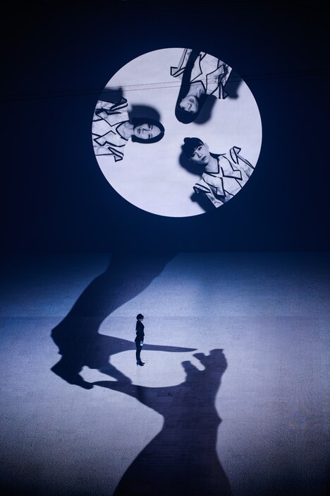 Perfumeの手の影から逃げるダンサー。（撮影：上山陽介）