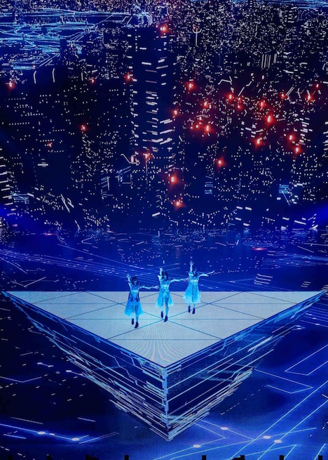 「TOKYO GIRL」のパフォーマンスの様子。(撮影:上山陽介)