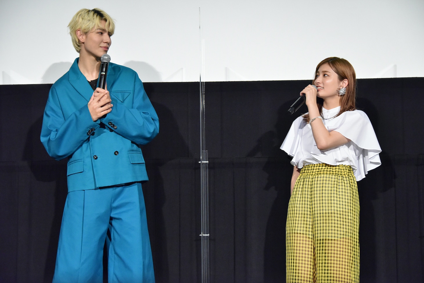 左からラウール（Snow Man）、吉川愛。