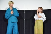 左からラウール(Snow Man)、吉川愛。