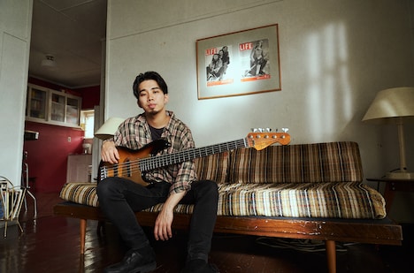 「Deluxe Jazz Bass(R) V, Kazuki Arai Edition」と新井和輝。