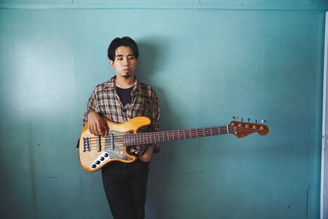 「Deluxe Jazz Bass(R) V, Kazuki Arai Edition」と新井和輝。