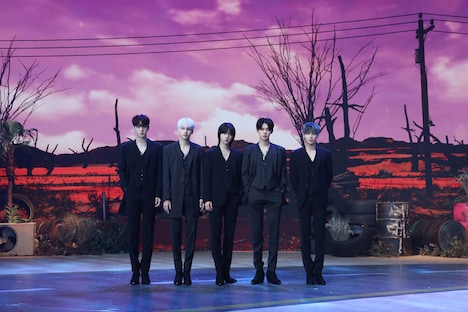 TOMORROW X TOGETHER (c)BIGHIT MUSIC