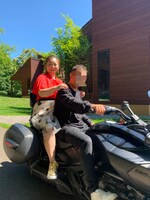 人気画像2位は「華原朋美『いろんなことがあったけど、今はすべて幸せ』マネージャーとの“バースデー婚”を報告」より、華原朋美と結婚相手のツーショット写真。