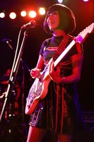 「サロン・ド・キノコ～公然密会行脚」兵庫・MUSIC ZOO KOBE 太陽と虎公演より、イザベル＝ケメ鴨川（電気ギター）（Photo by mw-matsumura）