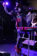 「サロン・ド・キノコ～公然密会行脚」兵庫・MUSIC ZOO KOBE 太陽と虎公演より、マリアンヌ東雲（キノコホテル支配人 / 歌と電気オルガン）（Photo by mw-matsumura）