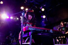 「サロン・ド・キノコ～公然密会行脚」兵庫・MUSIC ZOO KOBE 太陽と虎公演より、マリアンヌ東雲（キノコホテル支配人 / 歌と電気オルガン）（Photo by mw-matsumura）