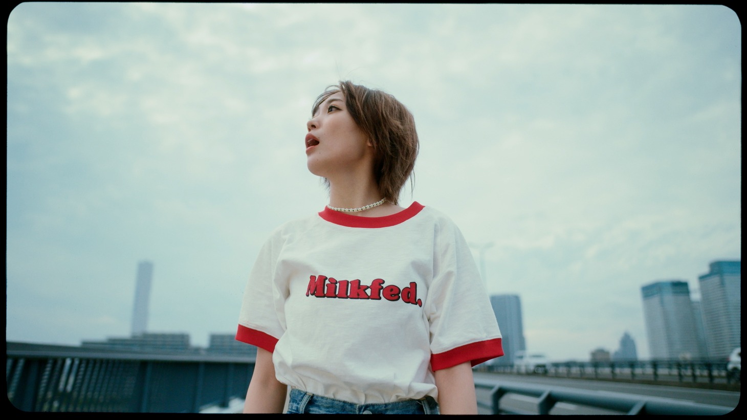 斉藤朱夏「もう無理、でも走る」ミュージックビデオより。