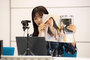 お気に入りのカットを見せる田村保乃。