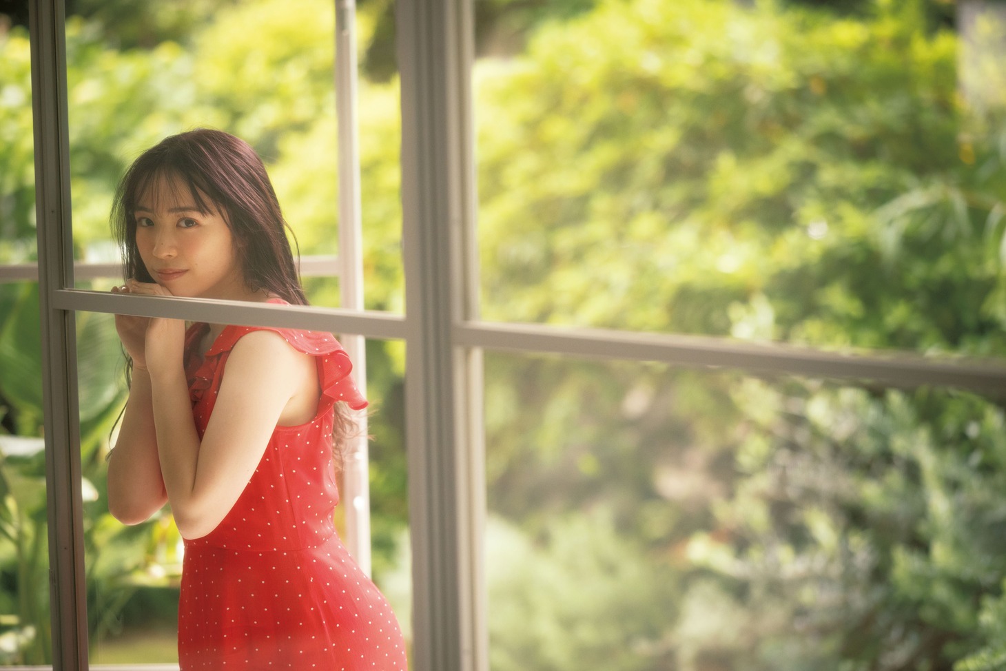 人気画像10位は「乃木坂46渡辺みり愛、1st写真集から透明感あふれるランジェリーカット公開」より、渡辺みり愛（撮影：彦坂栄治）。