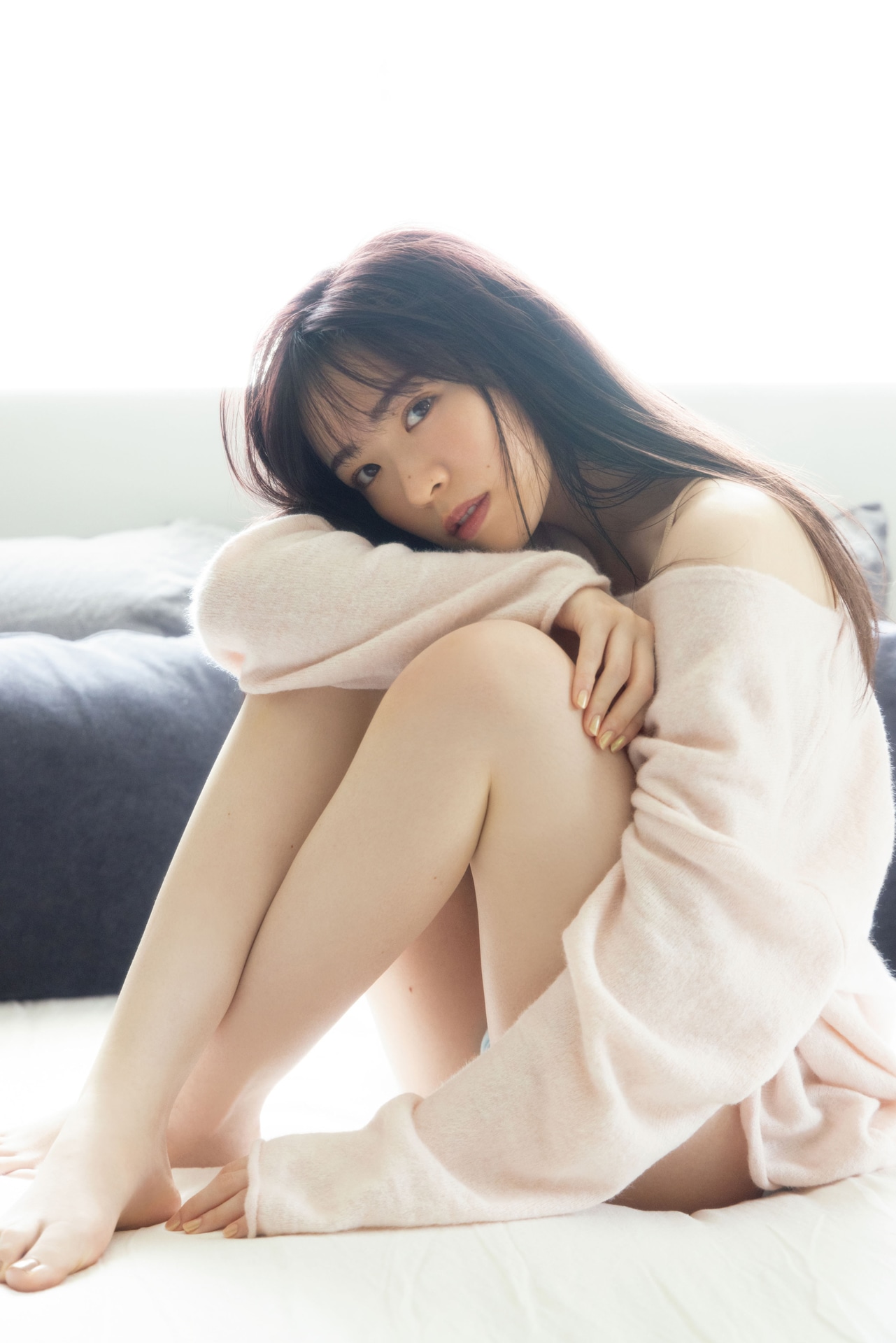 人気画像9位は「乃木坂46渡辺みり愛、1st写真集から透明感あふれるランジェリーカット公開」より、渡辺みり愛（撮影：彦坂栄治）。