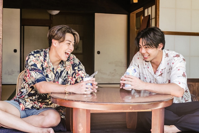 左からRIKU、武知海青。