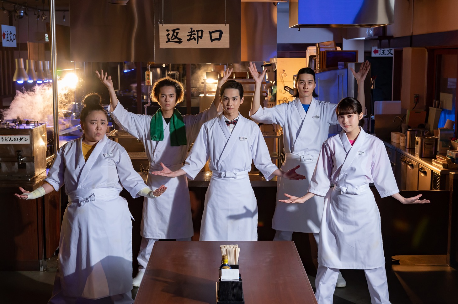 左から江上敬子、奥野壮、吉野北人、栁俊太郎、秋田汐梨。(c)「トーキョー製麺所」 製作委員会・MBS