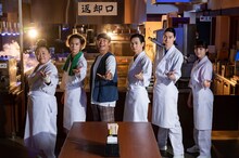 左から江上敬子、奥野壮、shoji、吉野北人、栁俊太郎、秋田汐梨。(c)「トーキョー製麺所」 製作委員会・MBS