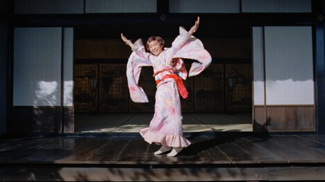 au新CM「つながる歌」編より。