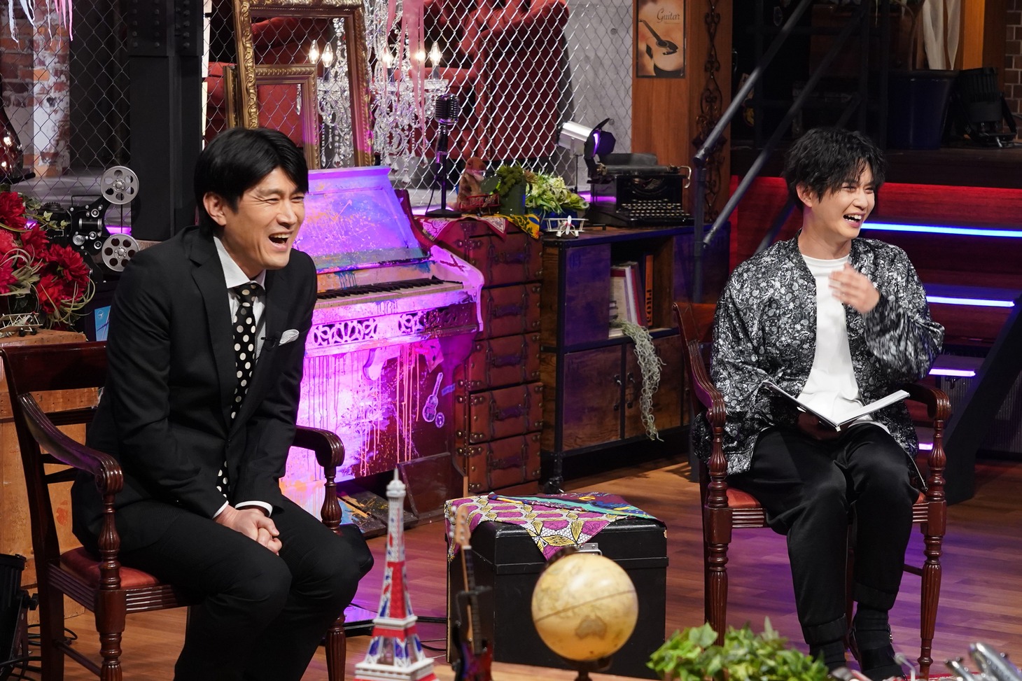 左から藤井貴彦（日本テレビアナウンサー）、千葉雄大。(c)日本テレビ