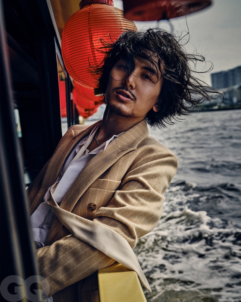 藤井風（Photographed by Takay） (c) 2021 Conde Nast Japan. All rights reserved.