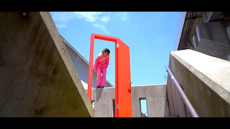 FARMHOUSE「knock knock knock」ミュージックビデオより。